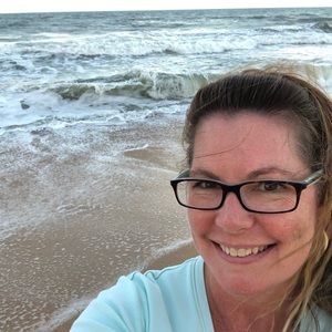 Hello I am a life long thrifter and lover of 👠